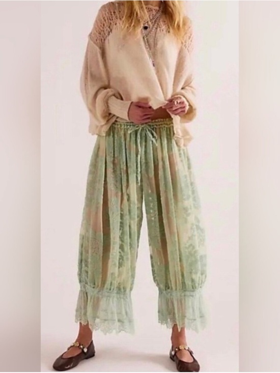 Free People Pants - FREE PEOPLE FOREVER YOUNG VELVET FLORAL LACE  VICTORIAN BLOOMER PANTS sz small